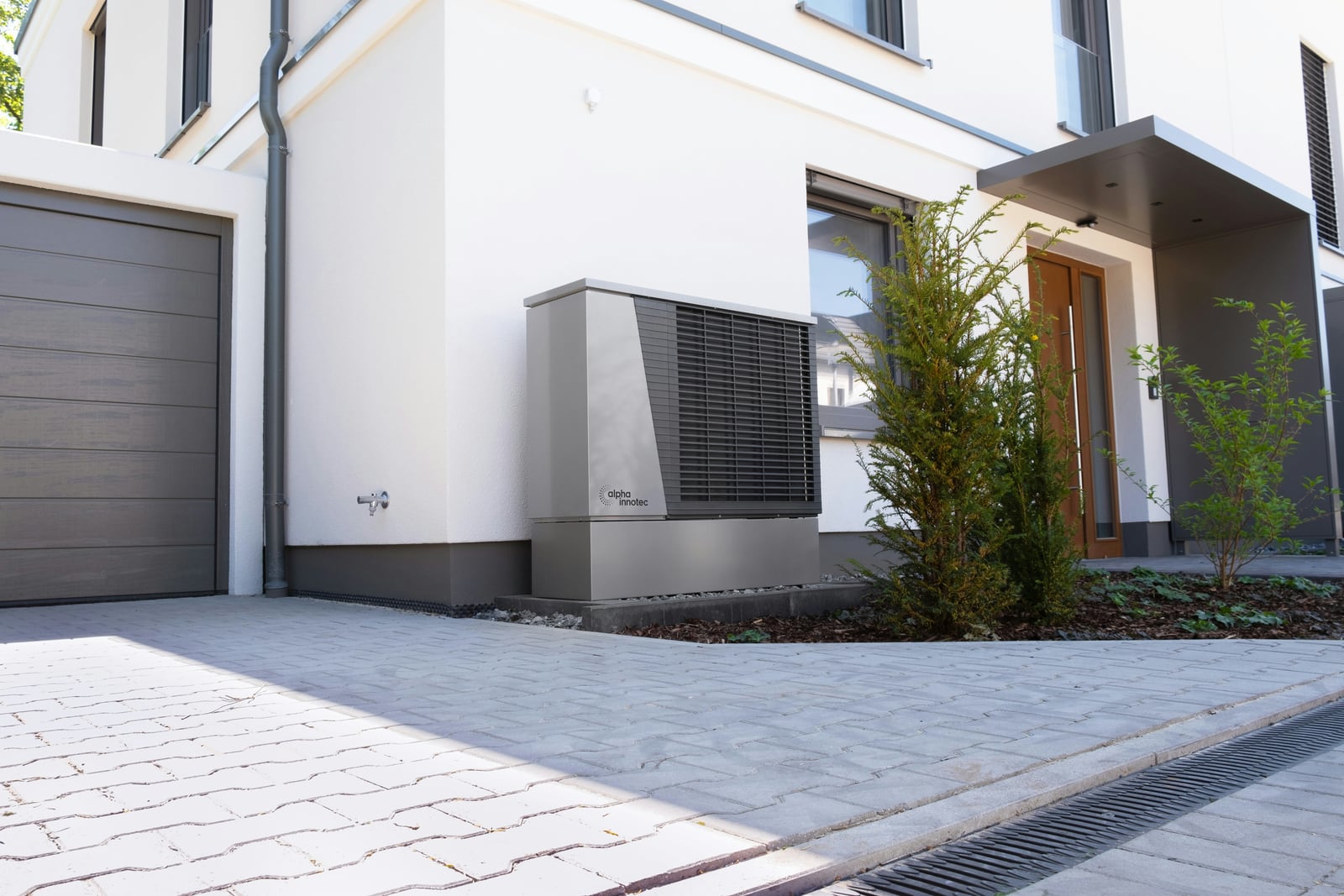 A single compact monobloc heat pump beside a newly built, thermally efficient dwelling – where envelope and plant were designed together, a low flow temperature and a small machine are sufficient