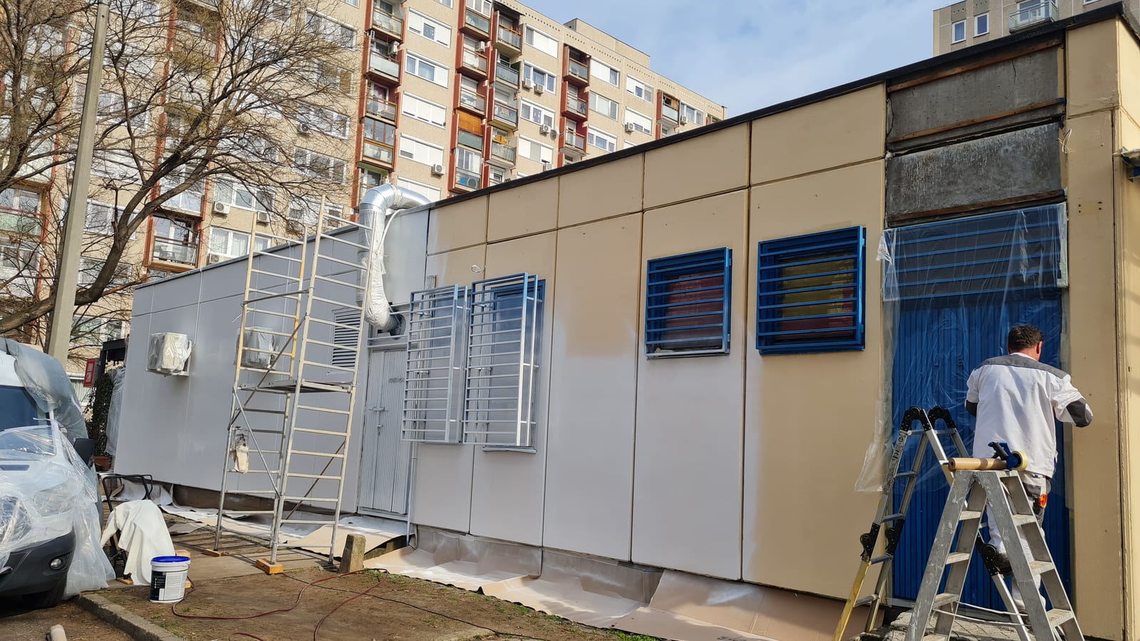A Hansai Étterem nagytáblás homlokzatburkolata GWR NANO INSULATION® bevonattal, mögötte panelházas beépítés, Budapest XIII. kerülete