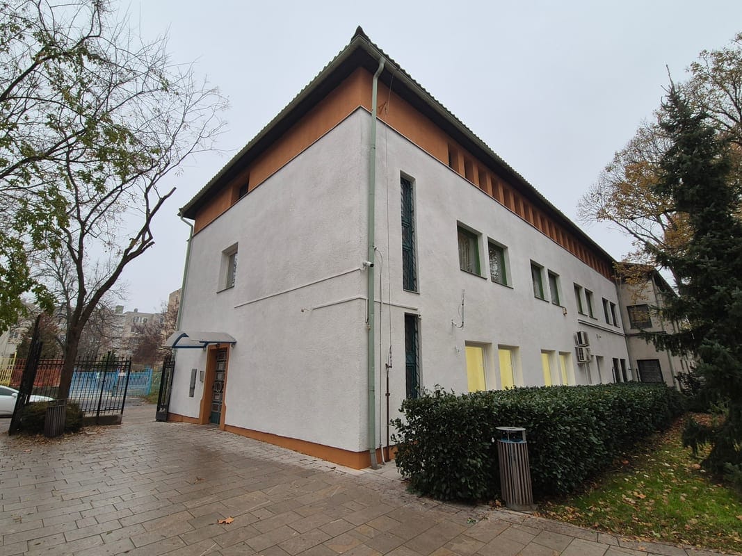 Two-storey medical clinic facade with GWR NANO INSULATION® coating, Budapest District XVII