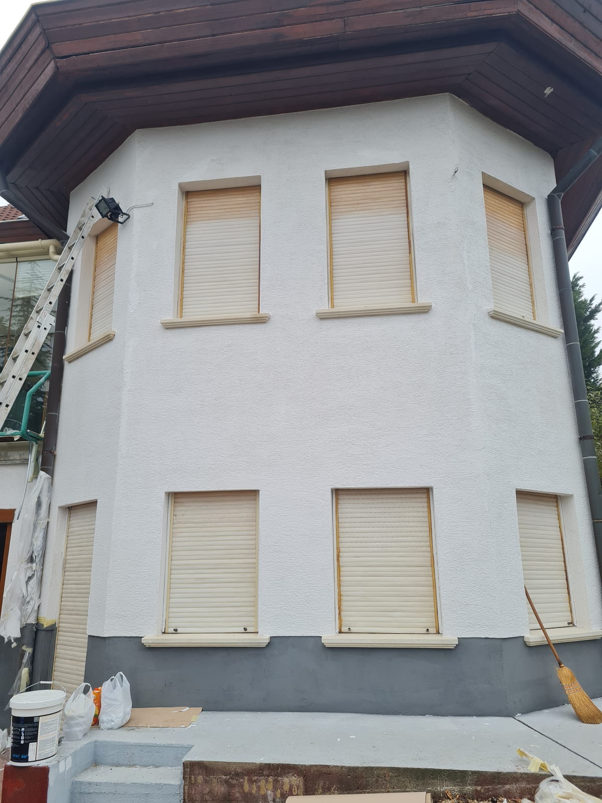 Two-storey family house with a white GWR NANO INSULATION® coated facade and closed, likewise coated roller shutter curtains, work in progress, Budapest District II