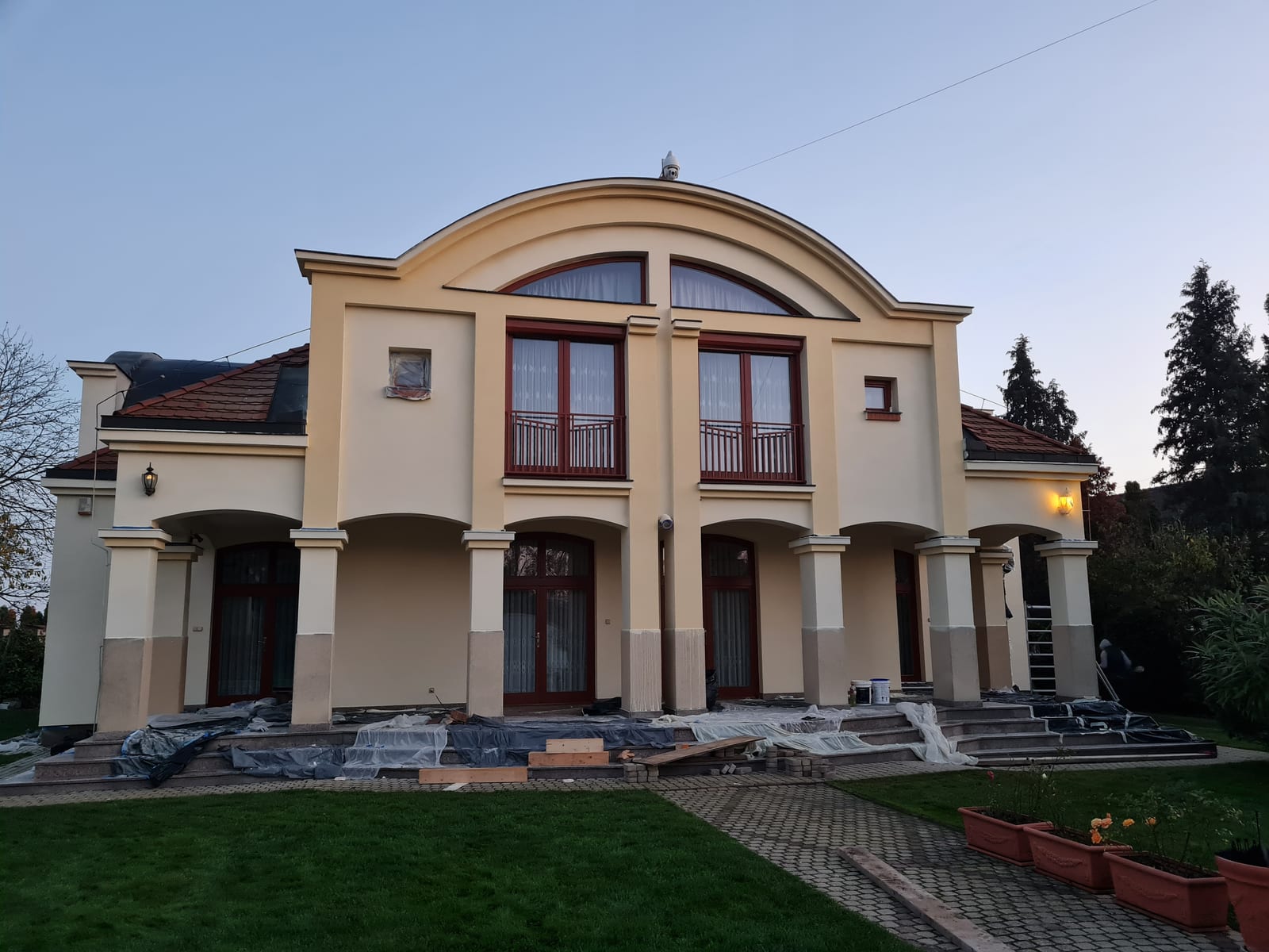 Private residence with a curved pediment and columned loggia, façade treated with GWR NANO INSULATION® coating, Gödöllő