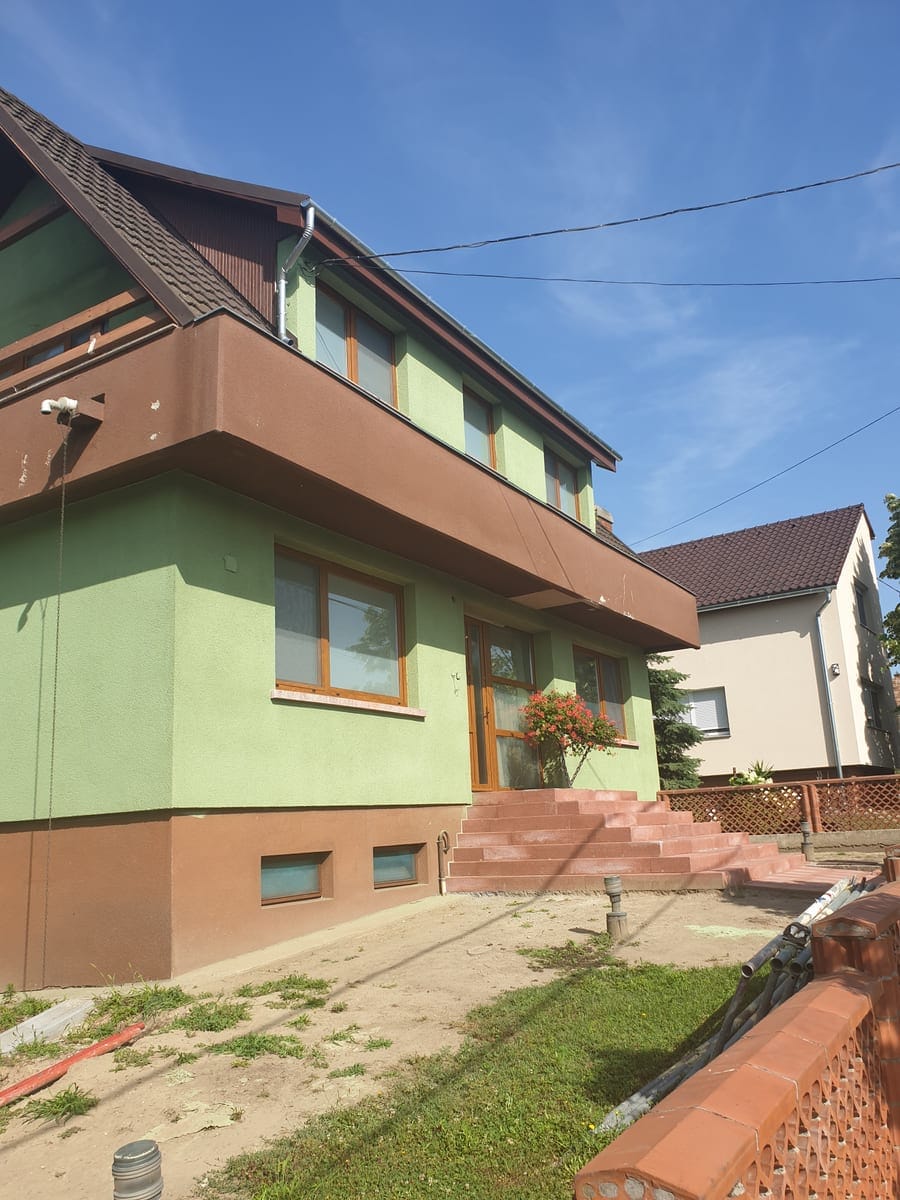 Two-storey family house facade with GWR NANO INSULATION® coating in two distinct colour tones, Paks