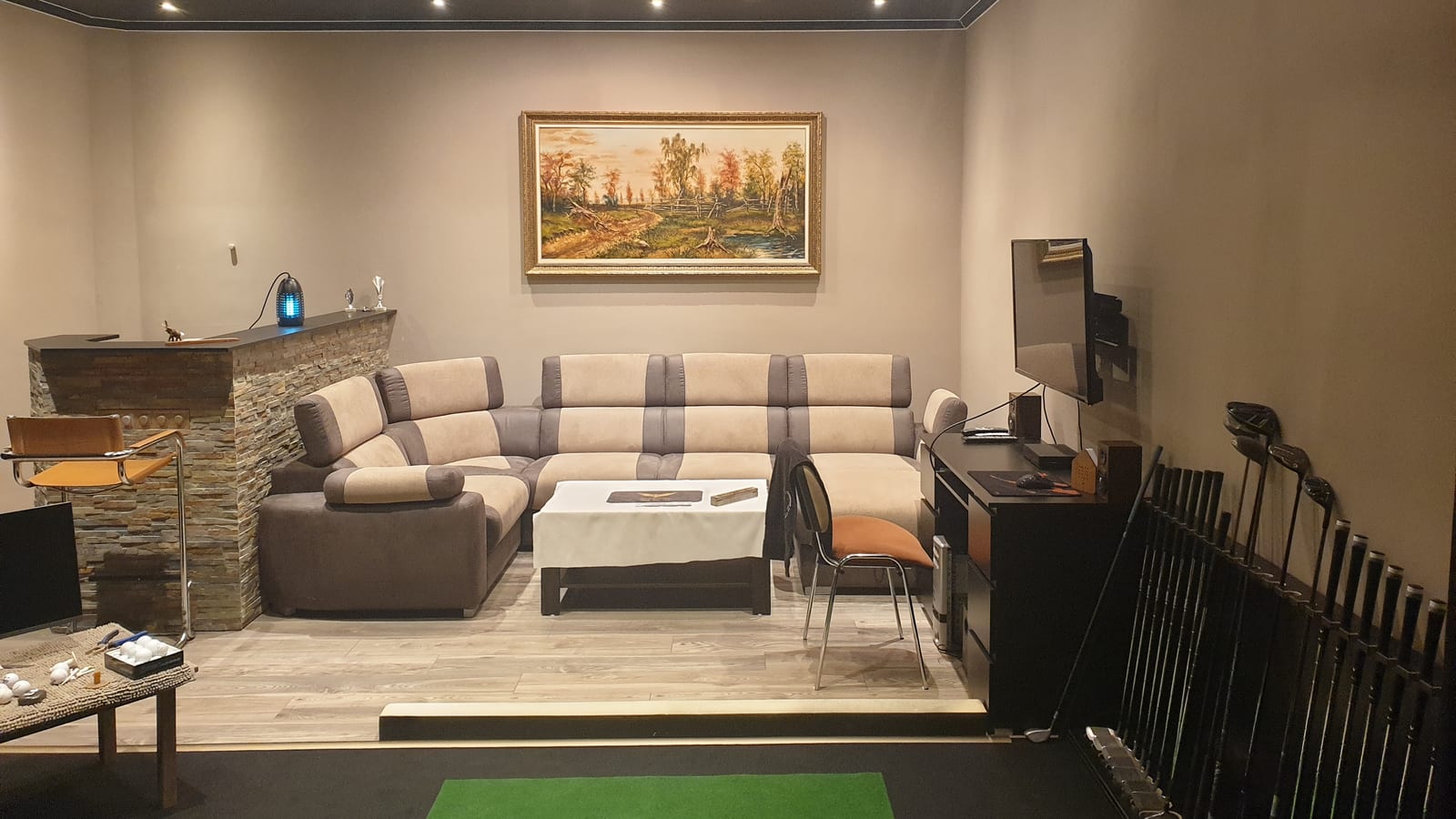 Privát golfterem belső tere, a határoló falfelületeken színezett GWR NANO INSULATION® bevonattal – ülőgarnitúra, bárpult, ütőállvány és putting szőnyeg
